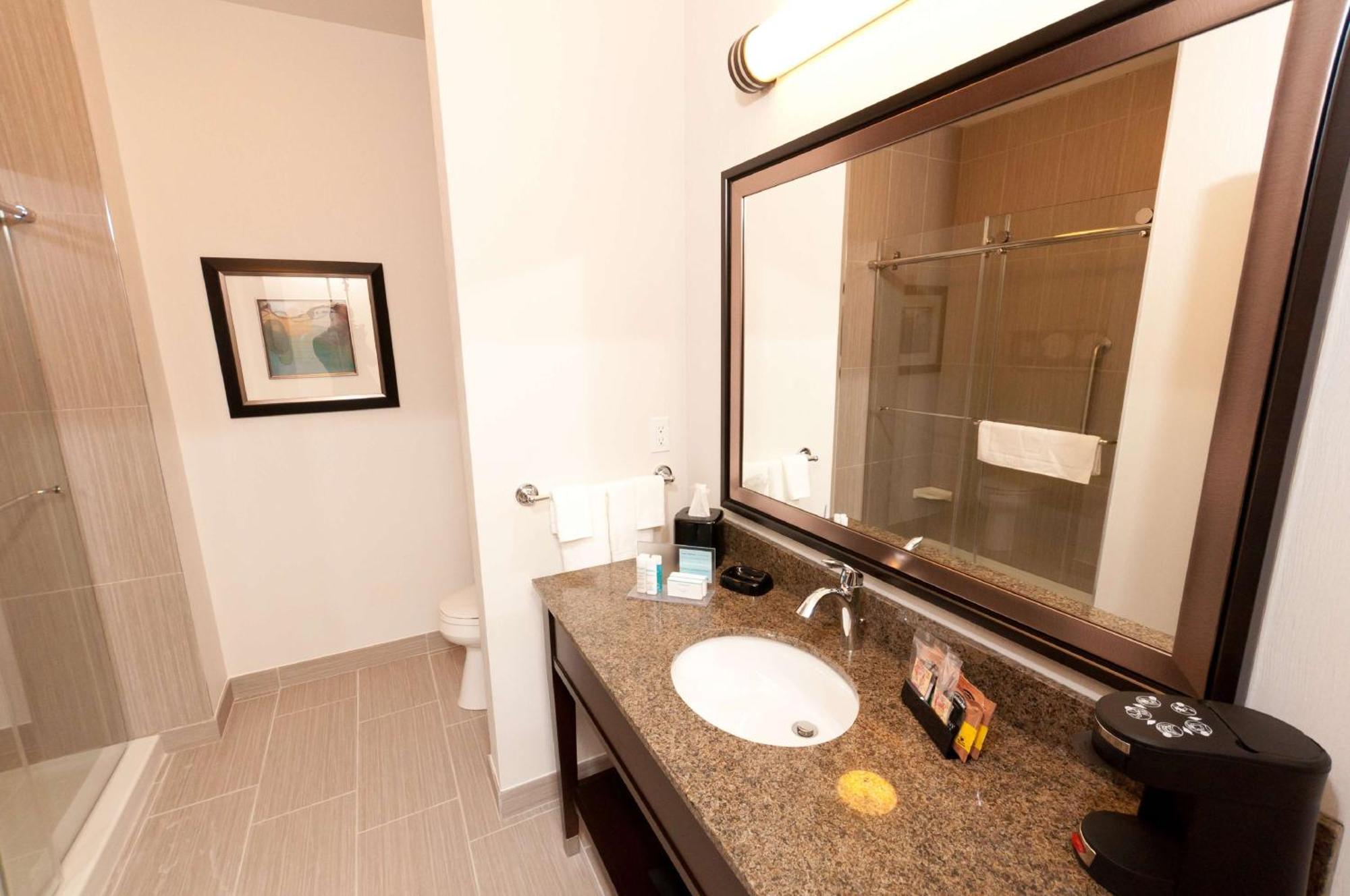 Hampton Inn & Suites East Gate Regina Exteriör bild